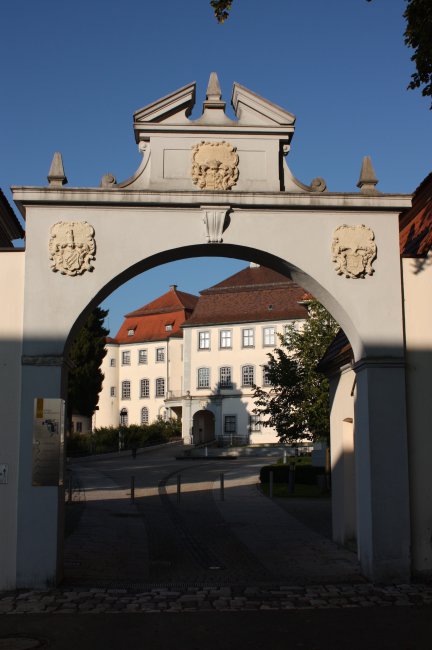 Laupheim Schlosstor mit Schloss (heutige Ansicht)