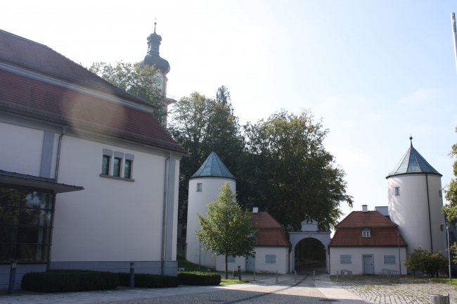 Laupheim Stadtpfarrkirche mit Schlossportal (heutige Ansicht)