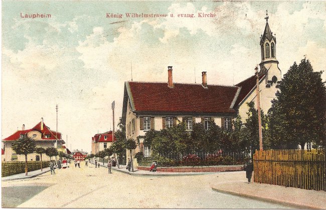 Laupheim König Wilhelmstrasse u. evang. Kirche (Vorderseite der Ansichtskarte)