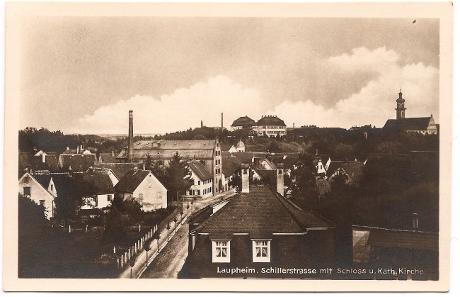 Laupheim. Schillerstraße mit Schloss u. Kath. Kirche (Vorderseite der Ansichtskarte)