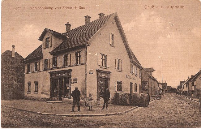 Gruß aus Laupheim, Frucht- u.Mehlhandlung von Friedrich Sauter (Vorderseite der Ansichtskarte)