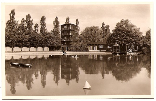 Schwimmbad (Vorderseite der Ansichtskarte)