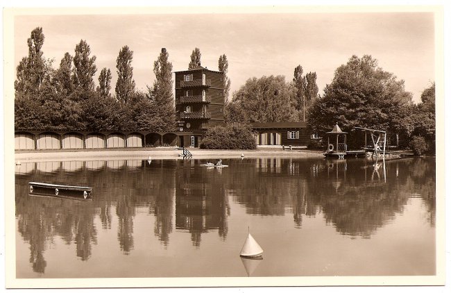 Schwimmbad (Vorderseite der Ansichtskarte)