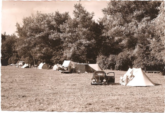 Campingplatz (Vorderseite der Ansichtskarte)
