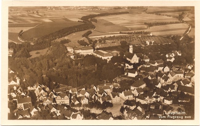 Laupheim, vom Flugzeug aus (Vorderseite der Ansichtskarte)