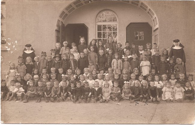 Städtischer Kindergarten (Vorderseite der Ansichtskarte)