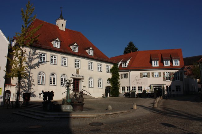 Laupheim, Oberer Marktplatz mit Markthalle ( Landwirtschaftsschule) (heutige Ansicht)