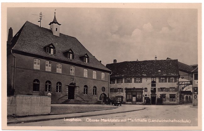 Laupheim, Oberer Marktplatz mit Markthalle ( Landwirtschaftsschule) (Vorderseite der Ansichtskarte)