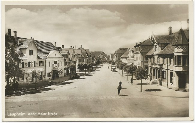 Laupheim. Adolf-Hitler-Straße (Mittelstraße) (Vorderseite der Ansichtskarte)