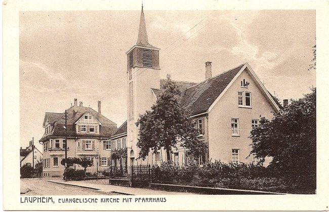 Laupheim, Evangelische Kirche mit Pfarrhaus – Vorderseite
