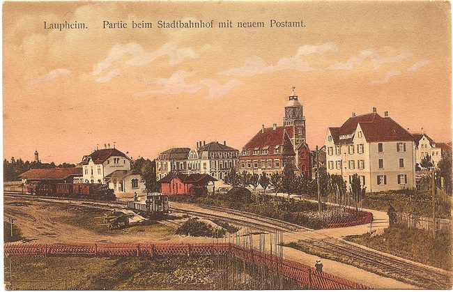 Laupheim. Partie beim Stadtbahnhof mit neuem Postamt – Vorderseite